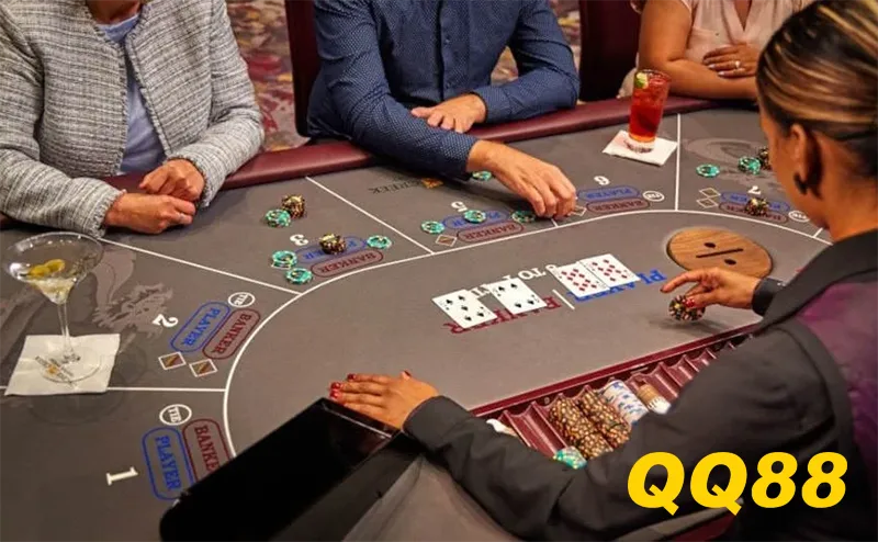 Vì sao Baccarat vẫn là “vua” của mọi sảnh casino? 2 QQ88 cung cấp sảnh Baccarat chuẩn quốc tế kết nối trực tiếp với các nhà cung cấp hàng đầu